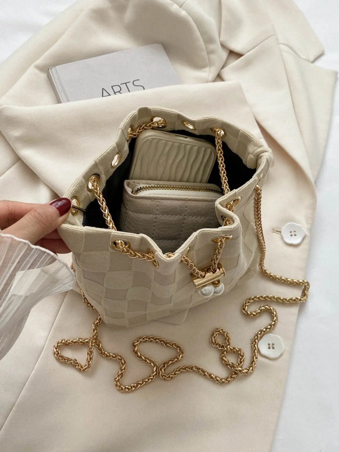 Straw Braided Chain Bucket Bag.