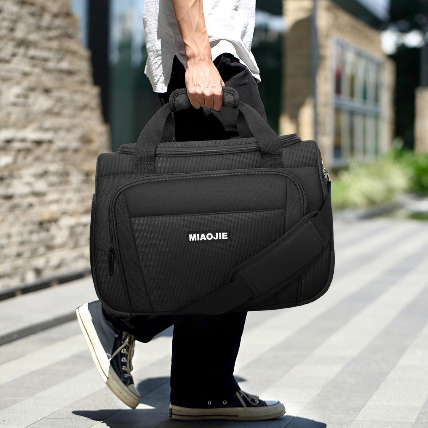 JetSet Duffle: Ultimate Travel Companion