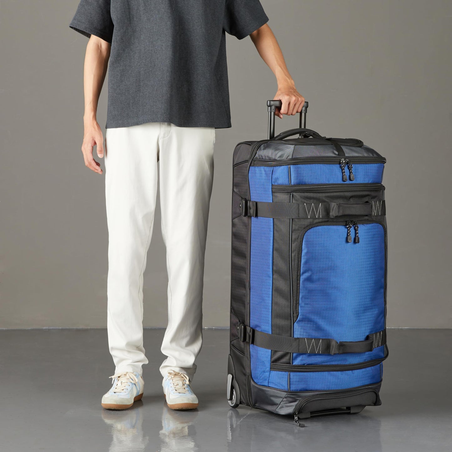 Amazon Basics 35 Large Rolling Duffle Bag, Blue